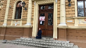 Ko je raselio učenike?